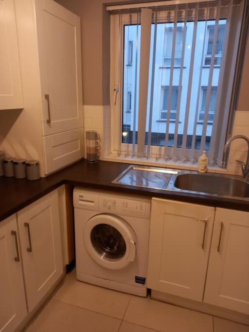Modern 2-Bedroom City Apartment With Free Parking Belfast Exterior photo