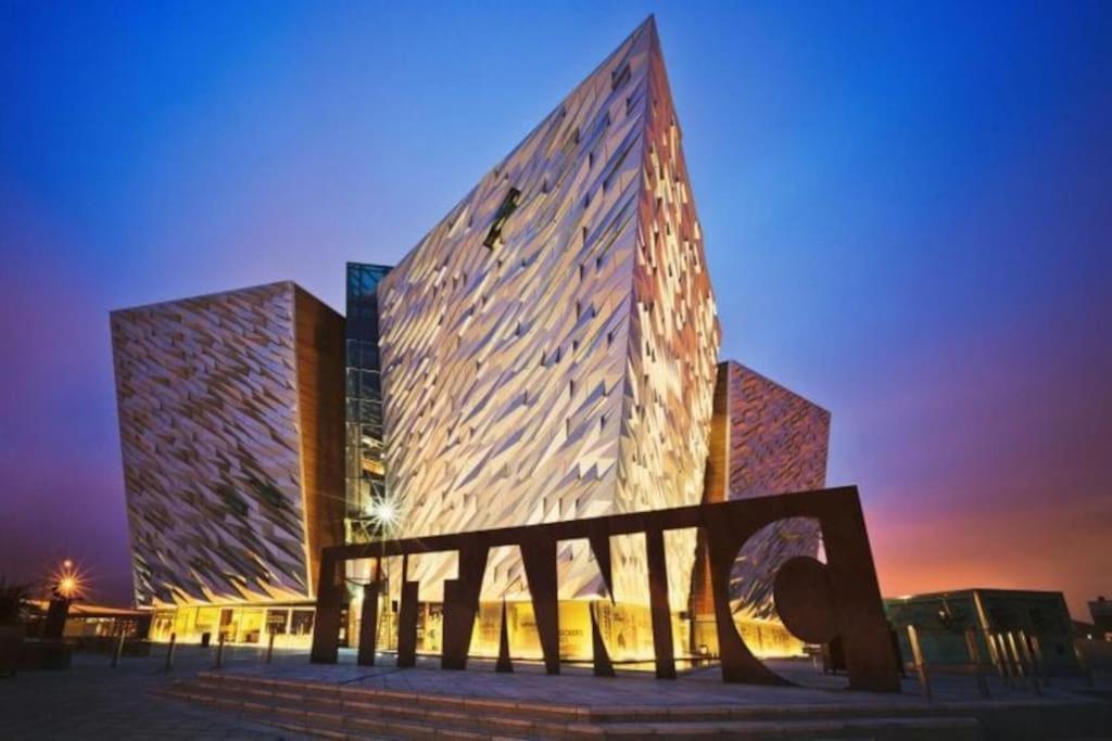 Modern 2-Bedroom City Apartment With Free Parking Belfast Exterior photo