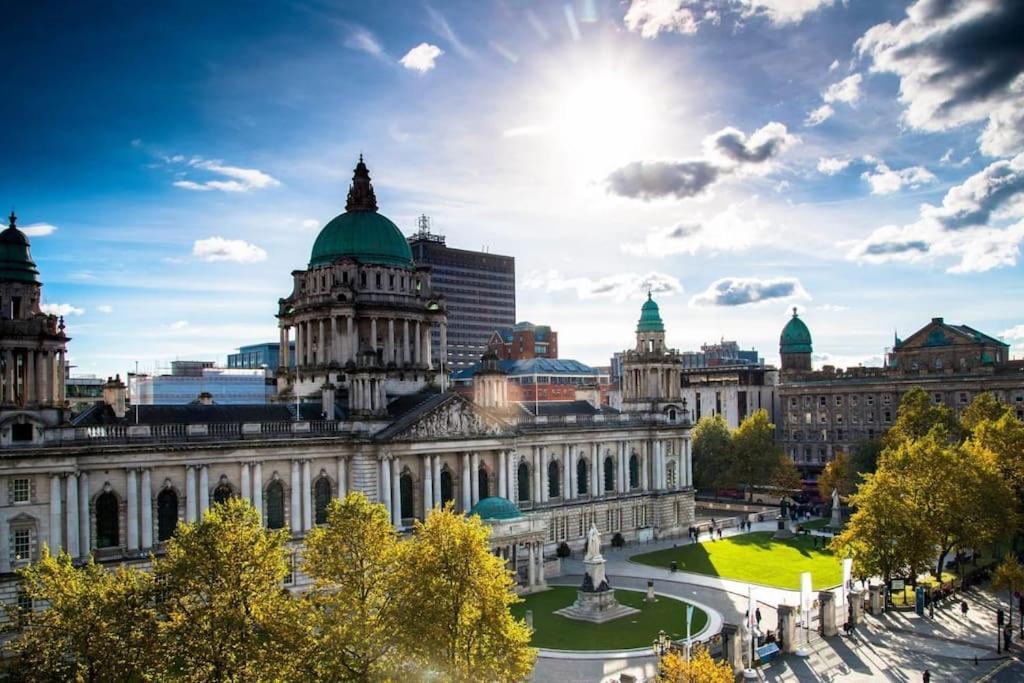 Modern 2-Bedroom City Apartment With Free Parking Belfast Exterior photo