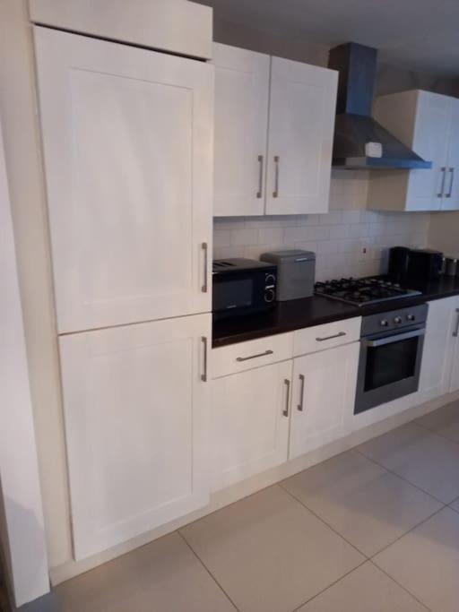 Modern 2-Bedroom City Apartment With Free Parking Belfast Exterior photo