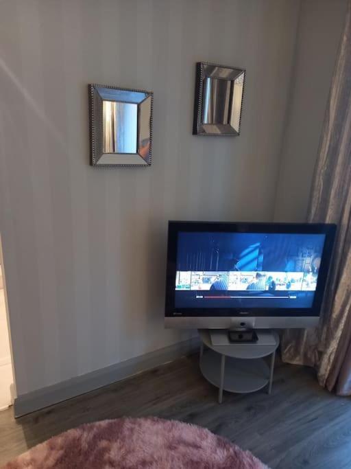 Modern 2-Bedroom City Apartment With Free Parking Belfast Exterior photo