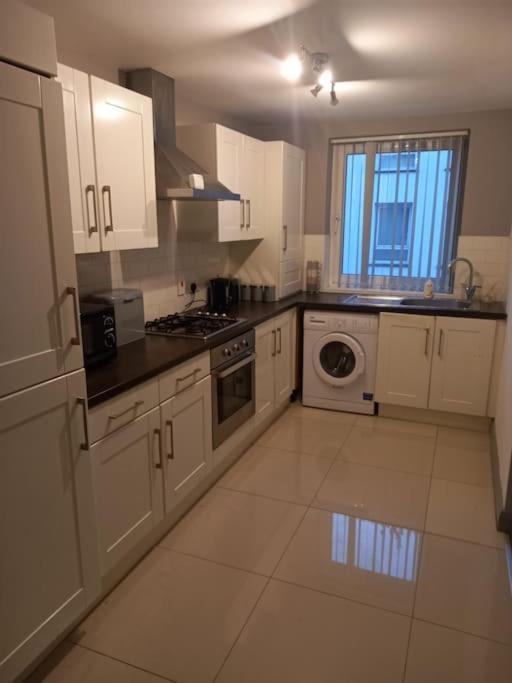 Modern 2-Bedroom City Apartment With Free Parking Belfast Exterior photo
